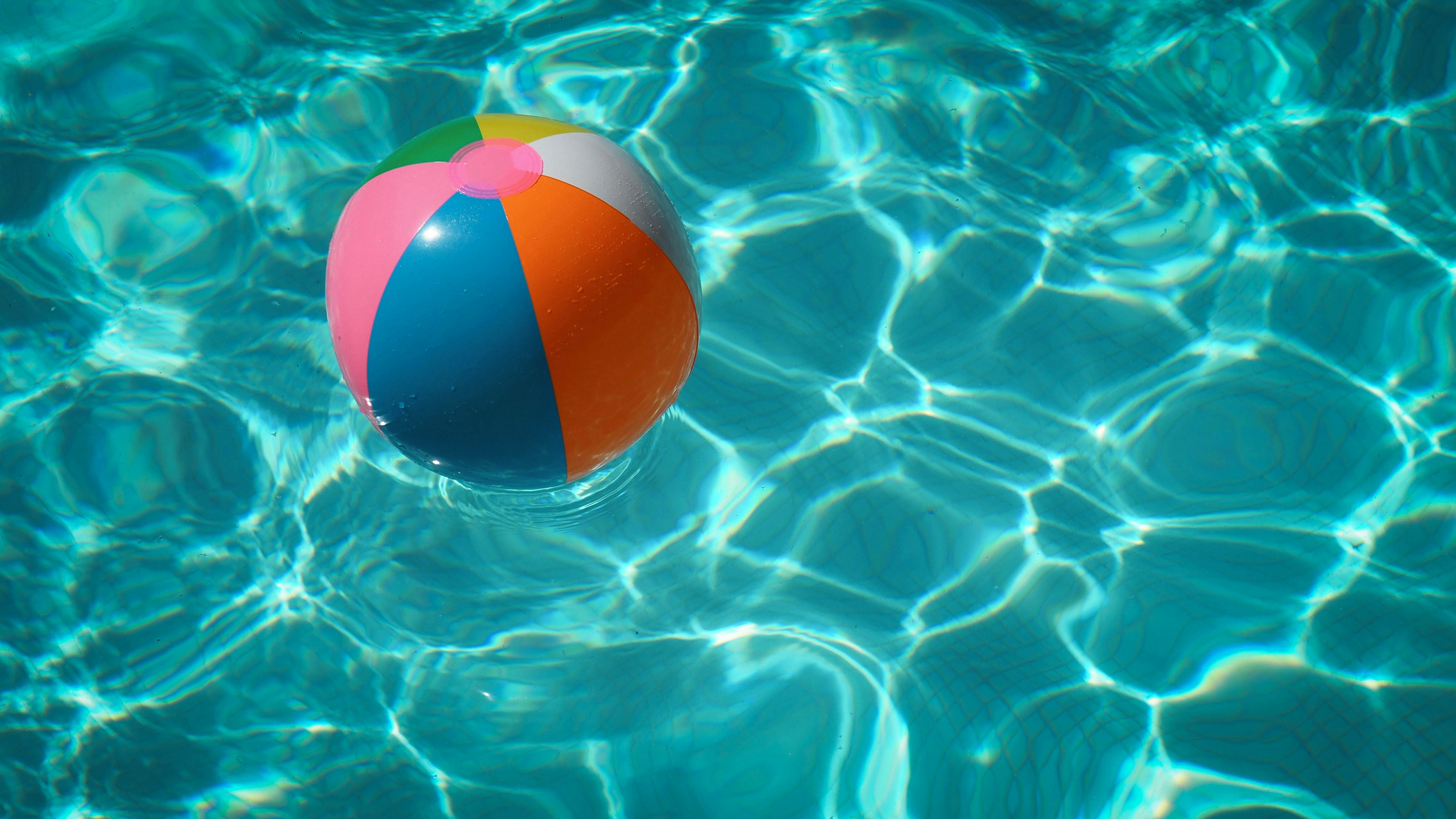 palla gonfiabile piscina.jpg